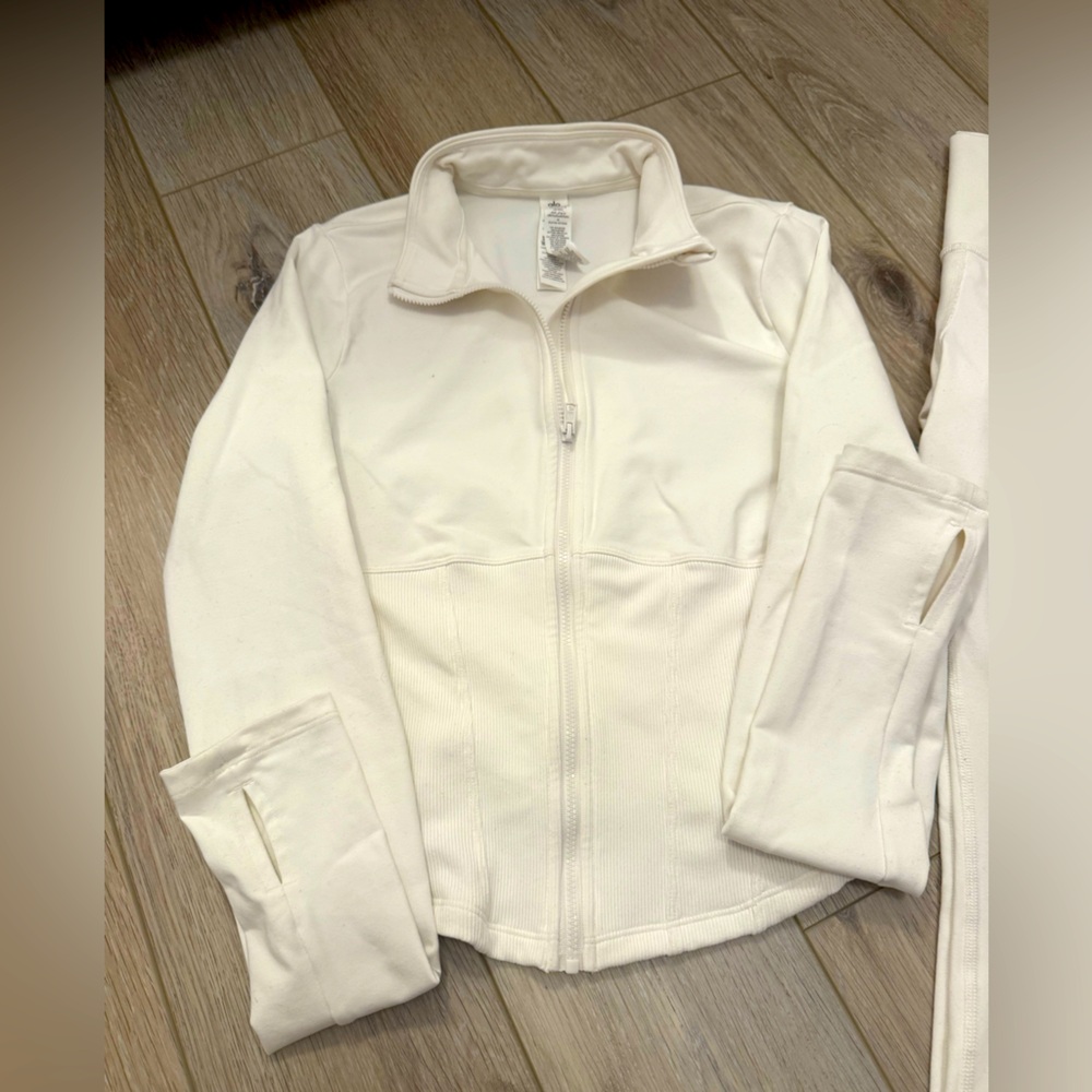 Alo yoga Women's Cream Jacket and white workout leggings in size small